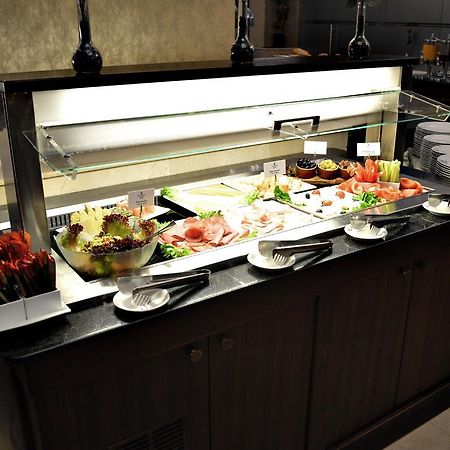 Premier Palace Spa Hotel بوخارست المظهر الخارجي الصورة A salad bar