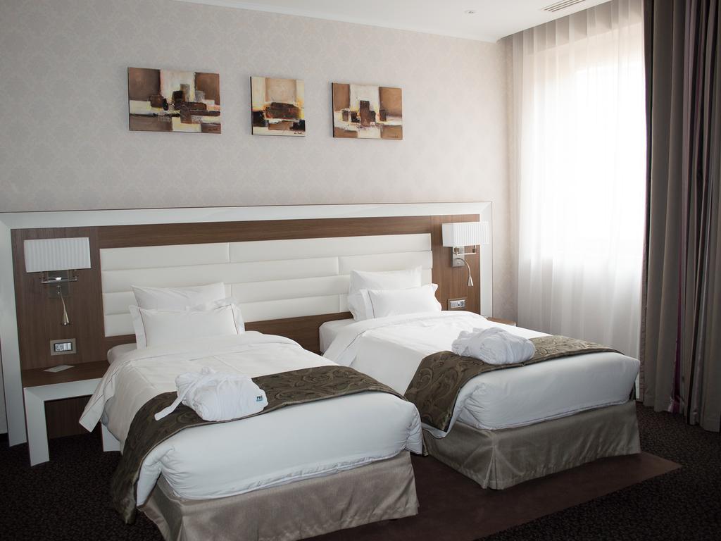 Premier Palace Spa Hotel بوخارست المظهر الخارجي الصورة A room at the hotel