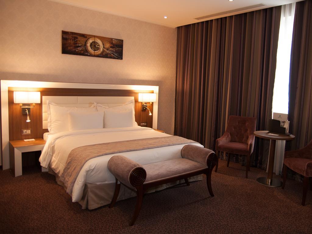 Premier Palace Spa Hotel بوخارست المظهر الخارجي الصورة A room at the hotel
