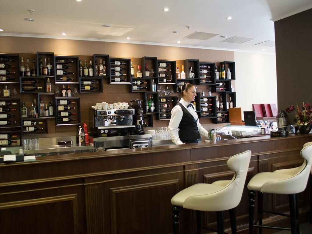 Premier Palace Spa Hotel بوخارست المظهر الخارجي الصورة A bar in a hotel