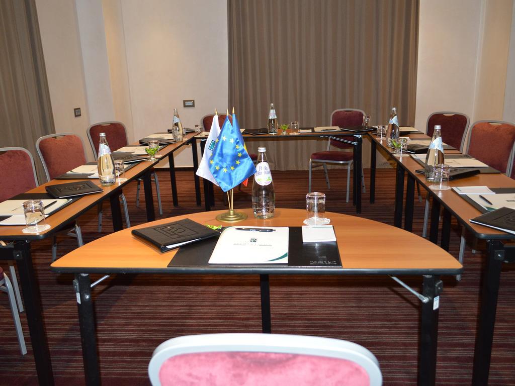 Premier Palace Spa Hotel بوخارست المظهر الخارجي الصورة A meeting room at the European University Barcelona