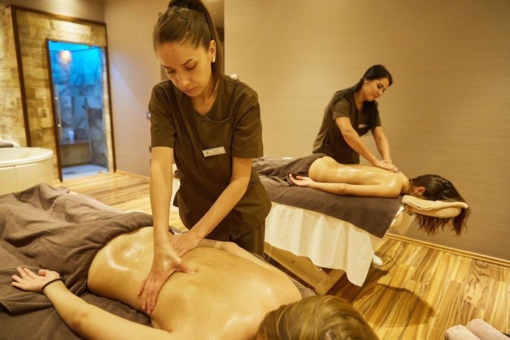 Premier Palace Spa Hotel بوخارست المظهر الخارجي الصورة Massage therapists at work