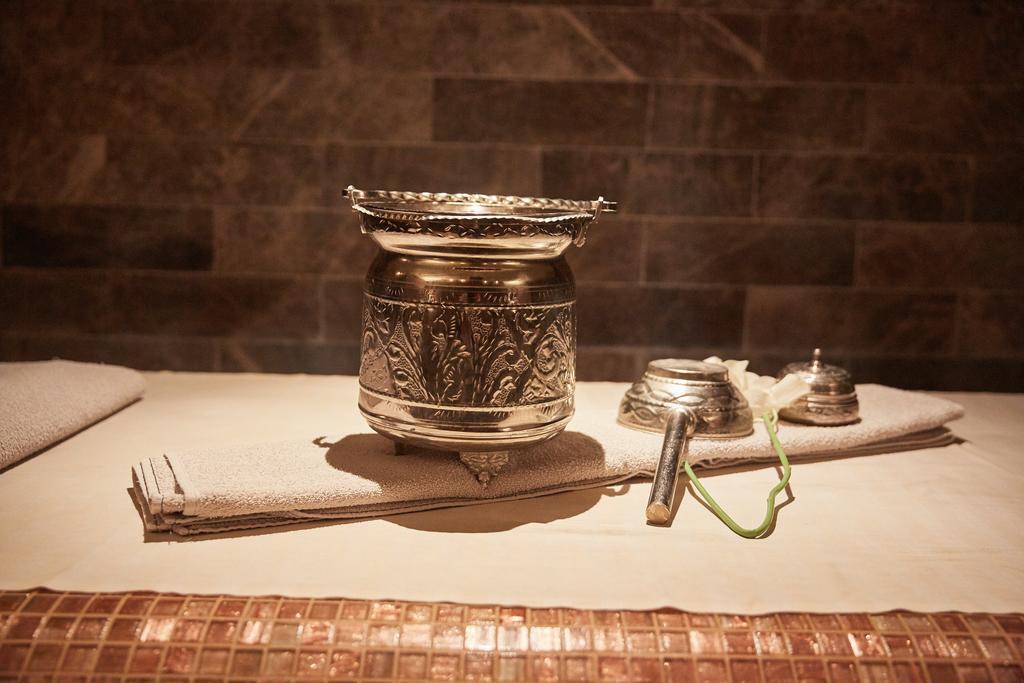 Premier Palace Spa Hotel بوخارست المظهر الخارجي الصورة A silver bowl for drinking