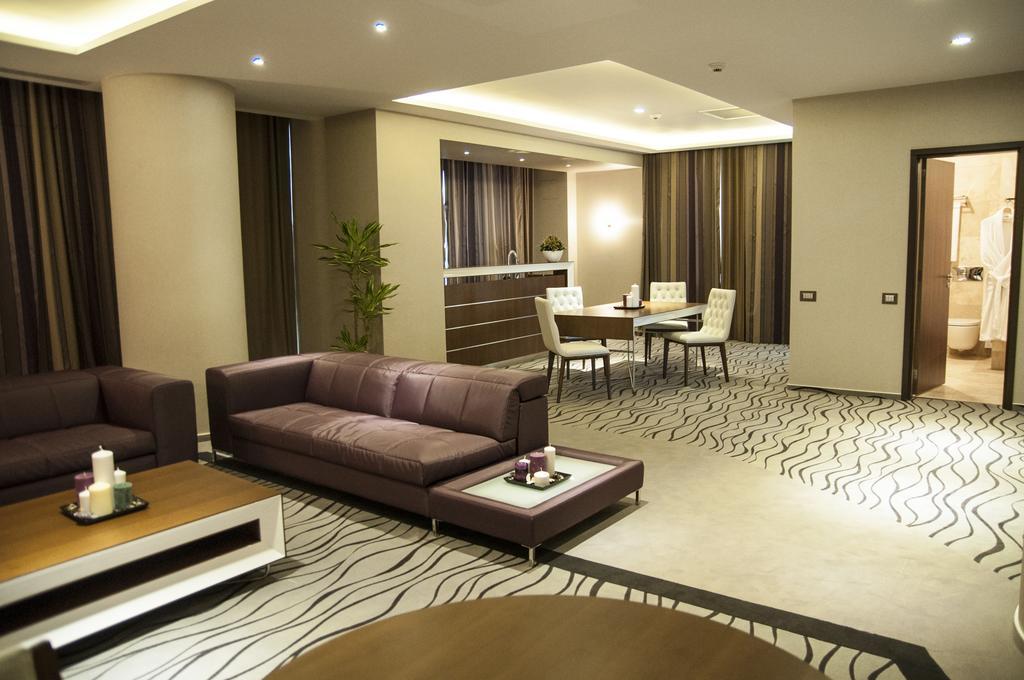 Premier Palace Spa Hotel بوخارست المظهر الخارجي الصورة A suite at the hotel