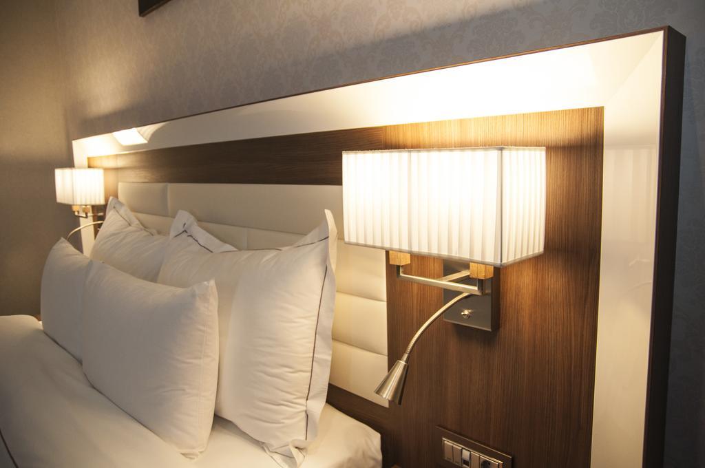 Premier Palace Spa Hotel بوخارست المظهر الخارجي الصورة Wall mounted reading lights