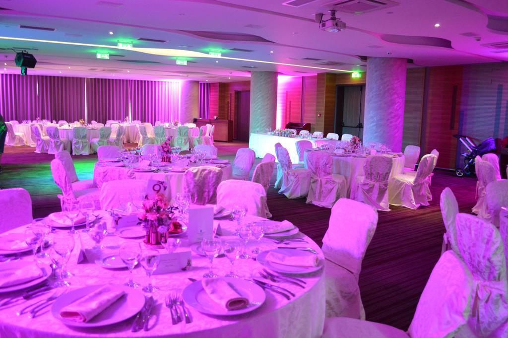 Premier Palace Spa Hotel بوخارست المظهر الخارجي الصورة The ballroom at the Hilton London Heathrow