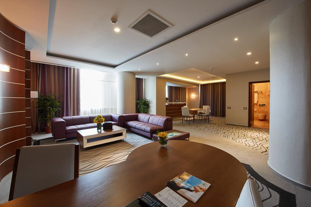 Premier Palace Spa Hotel بوخارست المظهر الخارجي الصورة Suite at the Radisson Blu Hotel, Baku