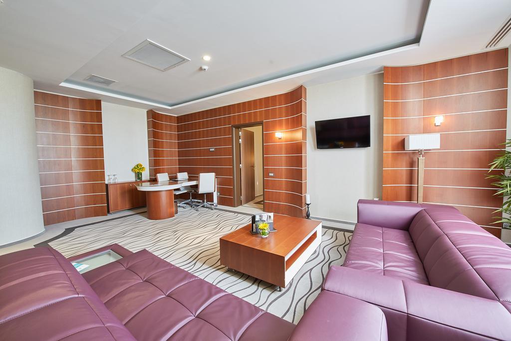 Premier Palace Spa Hotel بوخارست المظهر الخارجي الصورة A suite at the airport