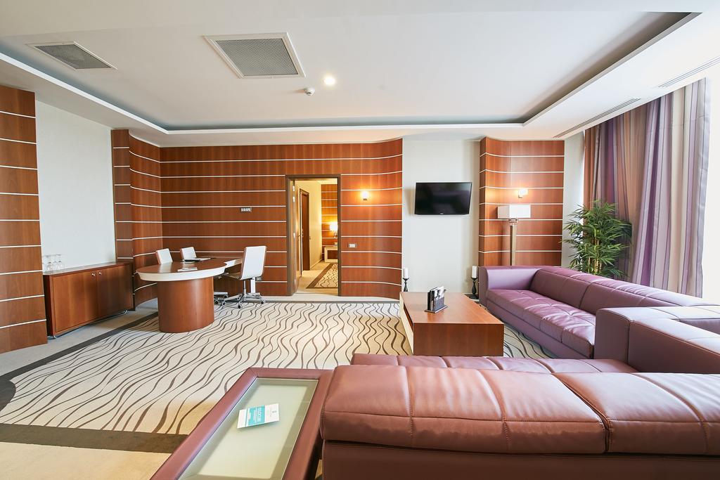 Premier Palace Spa Hotel بوخارست المظهر الخارجي الصورة A suite at the airport