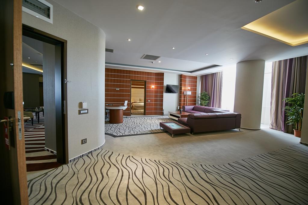 Premier Palace Spa Hotel بوخارست المظهر الخارجي الصورة The interior of a suite at the Radisson Blu Hotel, Bucharest