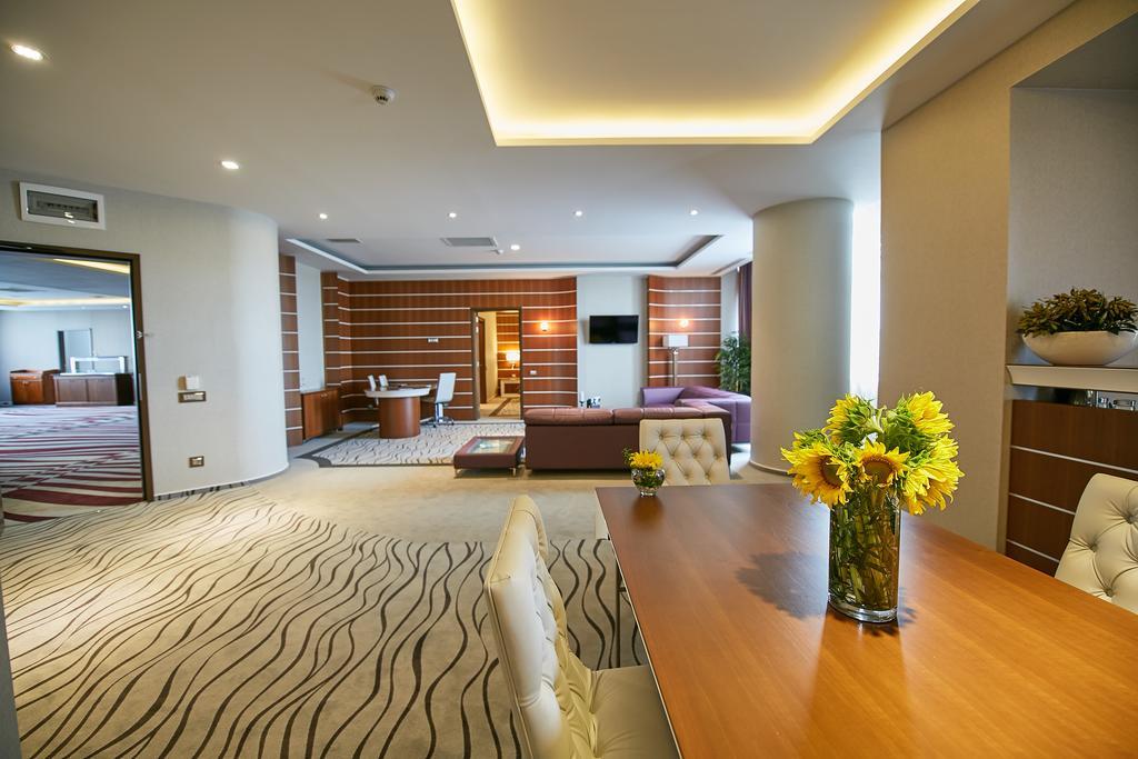 Premier Palace Spa Hotel بوخارست المظهر الخارجي الصورة A suite at the hotel