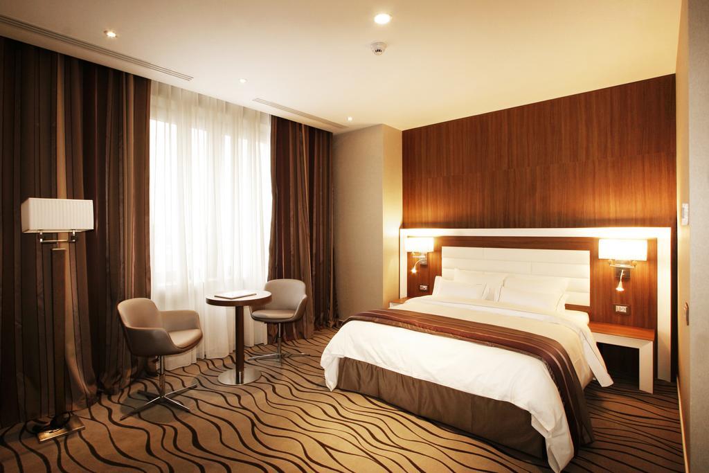 Premier Palace Spa Hotel بوخارست المظهر الخارجي الصورة A room at the hotel