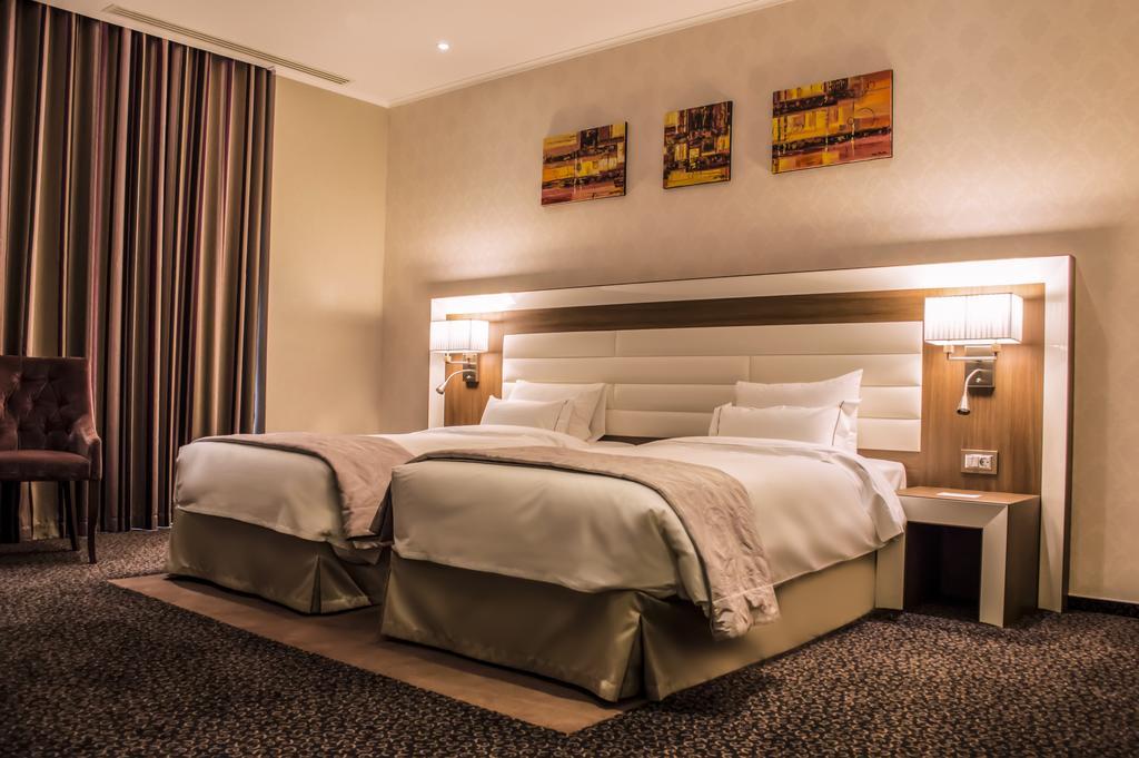 Premier Palace Spa Hotel بوخارست المظهر الخارجي الصورة A room at the hotel