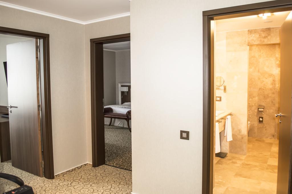 Premier Palace Spa Hotel بوخارست المظهر الخارجي الصورة Interior of a suite